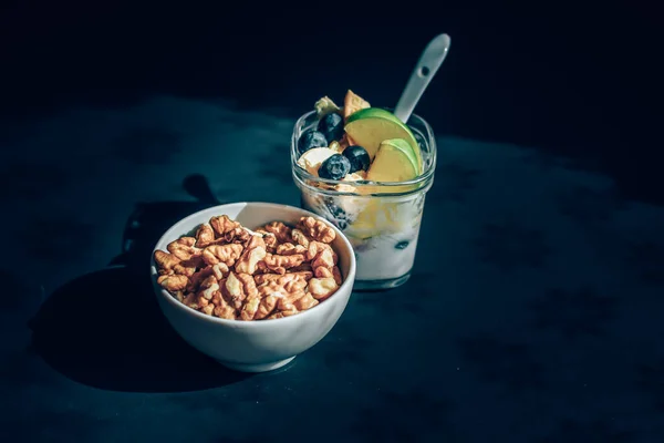 Alimentos Desayuno Yogur Arándanos Nueces Sientan Luz Natural —  Fotos de Stock