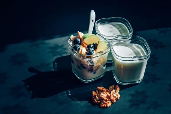 Drie Yoghurt Een Zwarte Achtergrond Met Walnoten Ontbijt — Stockfoto