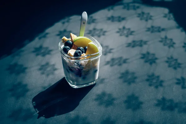 Yoğurt Cam Içinde Meyveler Siyah Masada Gölgeli — Stok fotoğraf