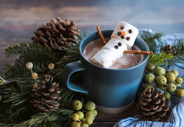 Boneco Neve Marshmallow Uma Caneca Chocolate Quente Com Decoração Inverno — Fotografia de Stock