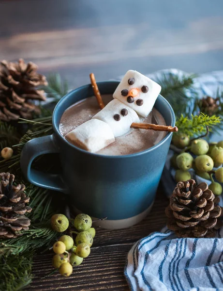 Boneco Neve Marshmallow Uma Caneca Chocolate Quente Com Decoração Inverno — Fotografia de Stock