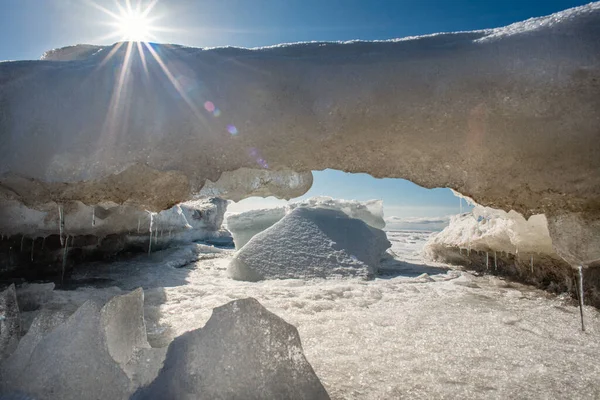 Las Formaciones Hielo Derriten Largo Costa Lago Día Soleado Brillante — Foto de Stock