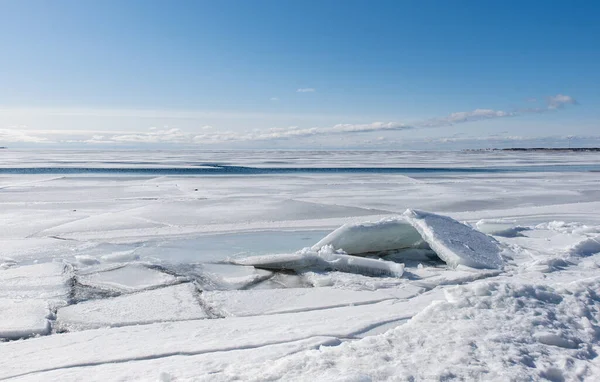 Ледяные Образования Вдоль Береговой Линии Озера Солнечный Зимний День — стоковое фото
