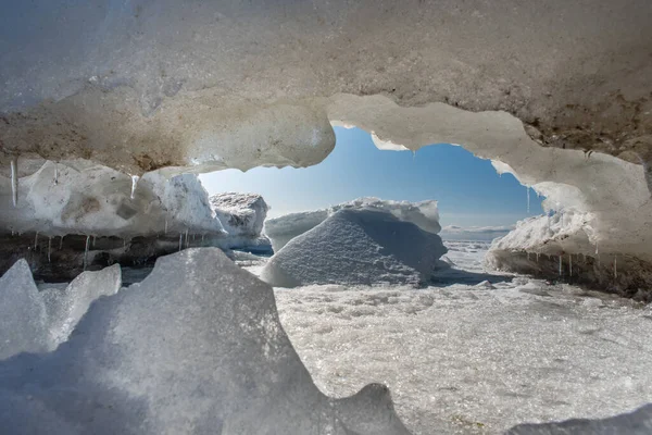 Formazioni Ghiaccio Lungo Riva Lago Nella Soleggiata Giornata Invernale — Foto Stock