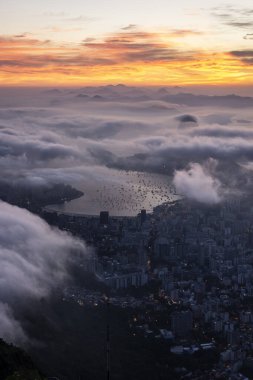 Corcovado Dağı 'ndan Sugar Loaf' a güzel bir gün doğumu manzarası, şehir ve okyanus, Rio de Janeiro, Brezilya