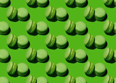 Yeşil arka planda yeşil badem kurabiyeleri.