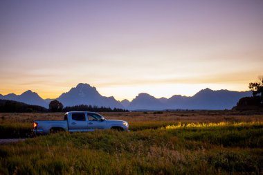 Grand Teton Ulusal Parkı, Wyoming 'de bir kamyon.