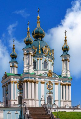 Kyiv, Ukrayna 07.11.2020. Ukrayna 'nın başkenti Kyiv' deki St. Andrew Kilisesi ve Andriyivsky Descent. Güneşli bir yaz gününde.