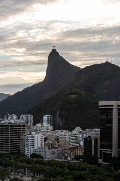 Hermosa Vista Atardecer Edificios Montañas Ciudad Río Janeiro Brasil — Foto de Stock