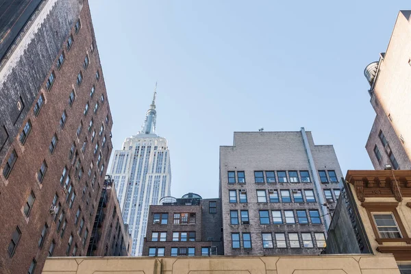 Weathered Apartment Buildings Skyscraper — Stock Photo, Image