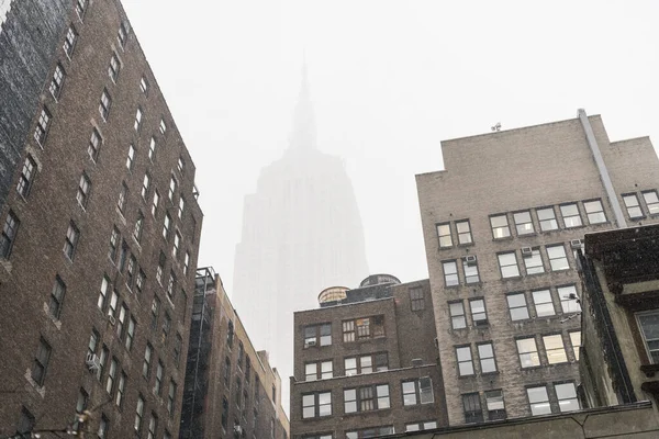 Baixo Edifícios Apartamento Grungy Localizados Contra Silhueta Arranha Céu Dia — Fotografia de Stock