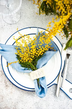 Bahar mimozası çiçekleri ve masa düzenleme