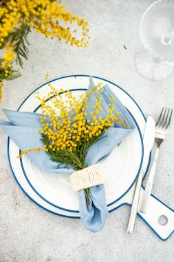 Bahar mimozası çiçekleri ve masa düzenleme