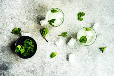 Buzlu su ve naneli organik gıda konsepti