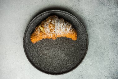 Taze kruvasan ve gurme tatlısı.