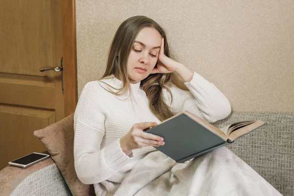 Жінка Лежить Ліжку Читає Книгу Телефон — стокове фото