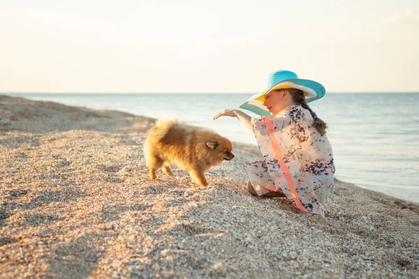 Fille Dans Chapeau Bord Mer Sur Plage Coucher Soleil Joue — Photo