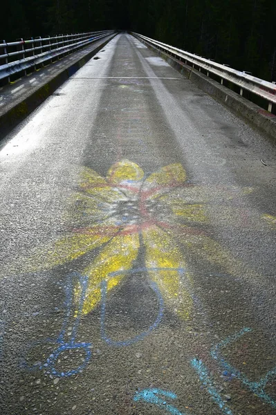 Puente Acero Alto Con Pintura Graffiti —  Fotos de Stock