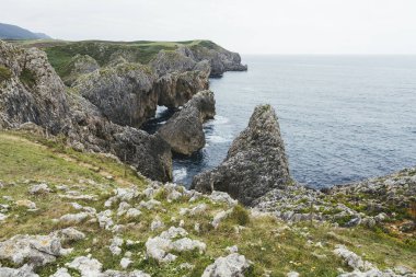 Bulutlu bir günde Cantabria sahilinin yanındaki uçurumlar