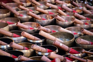 Sokak pazarında Tibet şarkı kasesi