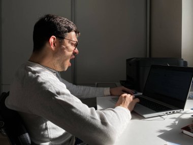 Genç adam kendini izole etmekten yoruldu.