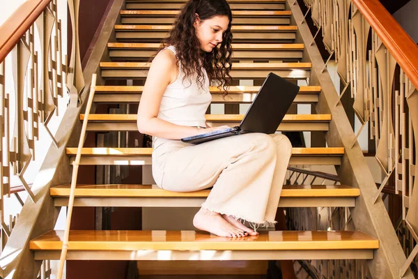 Giovane Donna Che Parla Con Computer Portatile Seduto Sulle Scale — Foto Stock