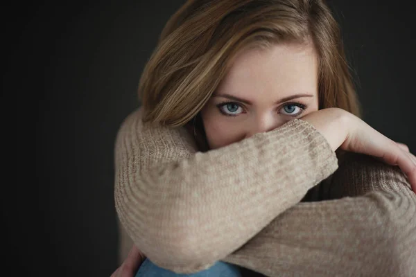 Hermosa Rubia Adolescente Chica Diversión Múltiples Poses Sobre Fondo Gris — Foto de Stock