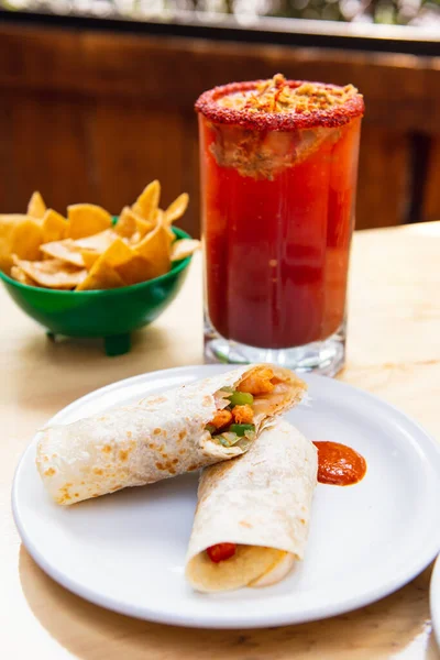 Mexikanisches Burrito Und Michelada Bier Mit Tomatensaft Mit Kopierplatz — Stockfoto