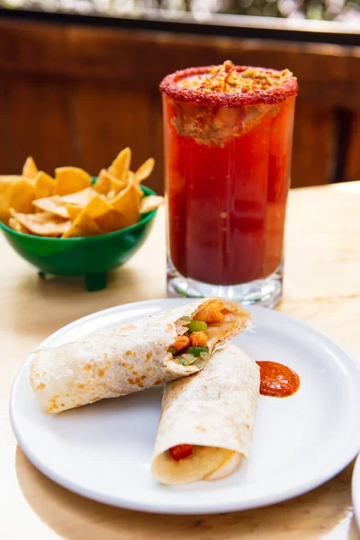 Burrito Mexicano Cerveza Michelada Con Jugo Tomate Con Espacio Para — Foto de Stock