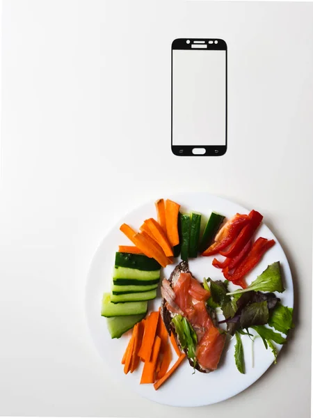 Marco Del Teléfono Inteligente Plato Blanco Con Verduras Salmón Mesa —  Fotos de Stock