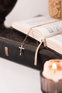 Paskalya akşamı, palmiye yaprakları, mumlar ve İncil ile ikonun yanında, Paskalya teması