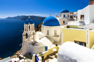 Santorini adasında mavi kubbeli kiliseler