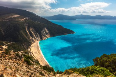 Myrtos plajı, Kefalonia, Yunanistan - Yunanistan 'ın en popüler plajlarından biri