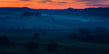 Tuscany Kilisesi selvi ile çevrili.