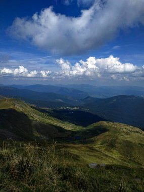 Mavi gökyüzüne karşı dağların manzarası