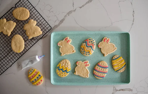 Bandeja Galletas Pascua Decoradas Mostrador Blanco Disparado Desde Arriba — Foto de Stock