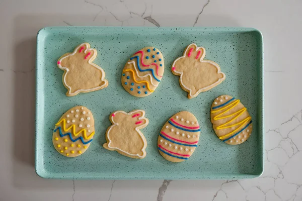 Bandeja Galletas Pascua Decoradas Mostrador Blanco Disparado Desde Arriba — Foto de Stock