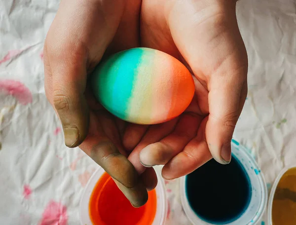 Mãos Segurando Colorido Tingido Ovo Páscoa Acima Recipientes Corante — Fotografia de Stock