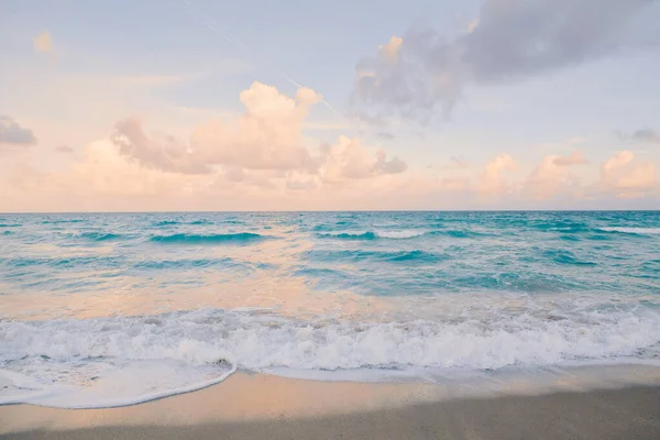 Océano Azul Con Espuma Atardecer Airy Luz Tranquilo Paisaje Acuático —  Fotos de Stock