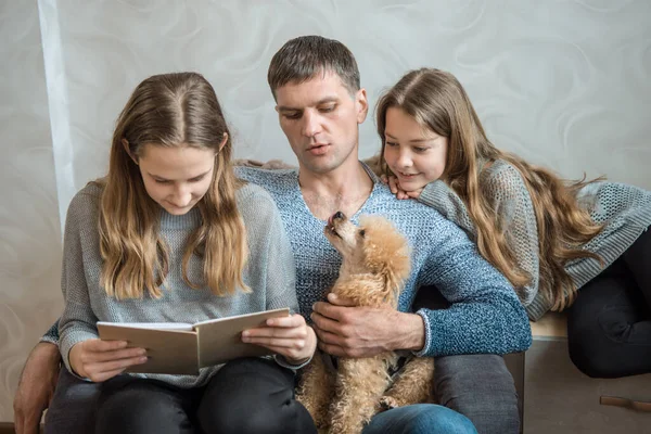 Apa Két Lánnyal Sabakával Könyvet Olvas — Stock Fotó