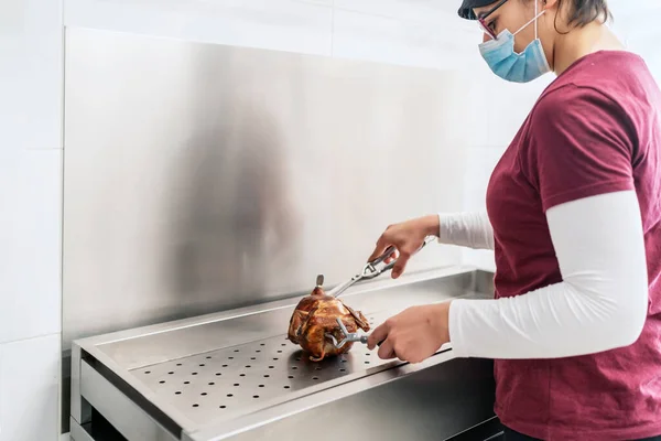 Cozinheiro Feminino Cortando Frango Depois Cozinhá — Fotografia de Stock