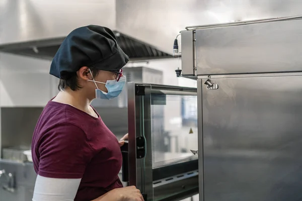 Female Cook Looking Food Oven — Stock Photo, Image