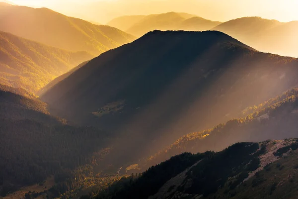 Luz Dorada Sobre Montaña — Foto de Stock