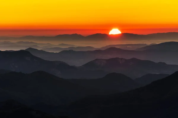 Красное Солнце Конце Горного Хребта — стоковое фото