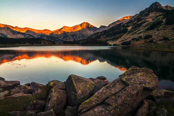 Роздуми Гірських Вершин Озері Сході Сонця — стокове фото