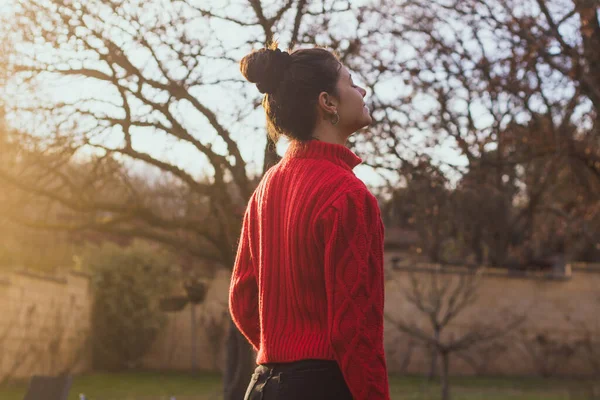 Mulher Com Arco Campo Vestida Vermelho — Fotografia de Stock