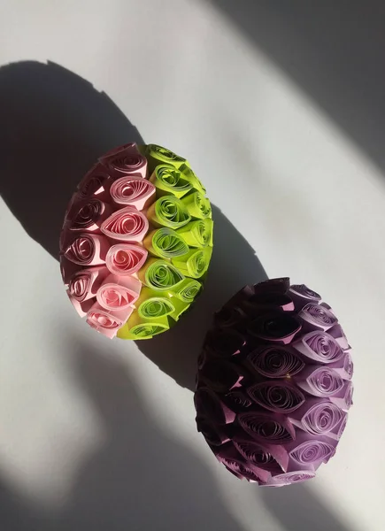 Dos Huevos Decorados Con Papel Colorido Utilizando Técnica Extracción — Foto de Stock