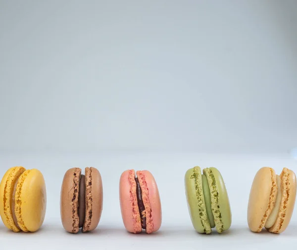 Bunte Macarons Auf Weißem Hintergrund — Stockfoto