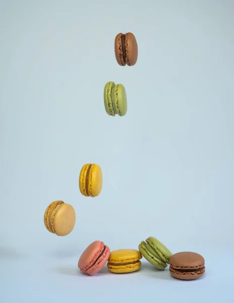 Macarons Levitando Sobre Fondo Blanco —  Fotos de Stock