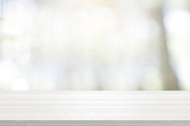 Kafenin arka tarafındaki mevcut ürün için boş ahşap masa